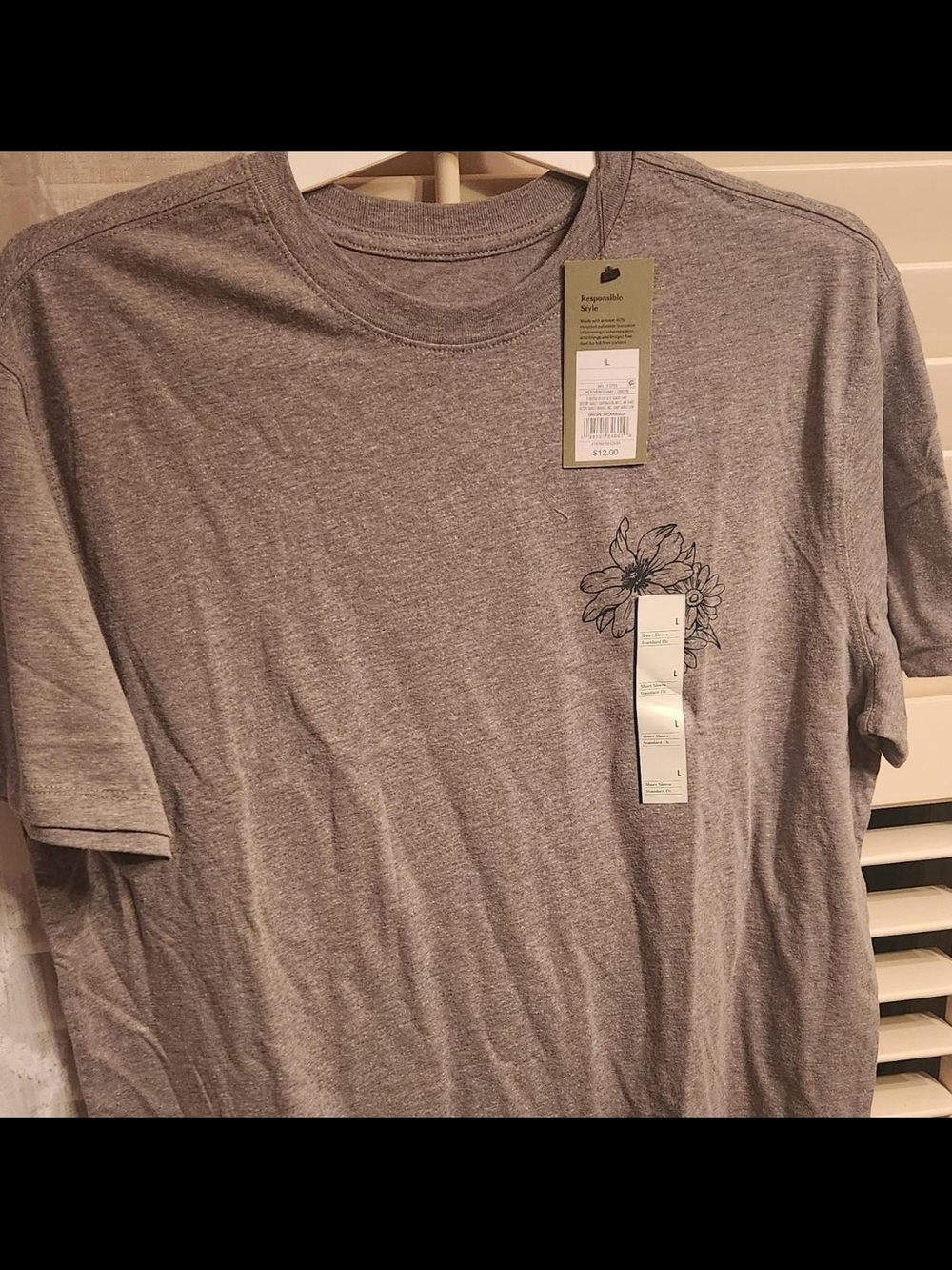Goodfellow & Co Gray Crewneck T-Shirt with Floral Pocket Sketch